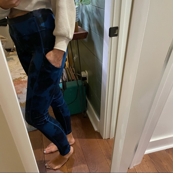 LuluLemon 4 Blue Patterned Leggings, Pockets - Picture 3 of 3